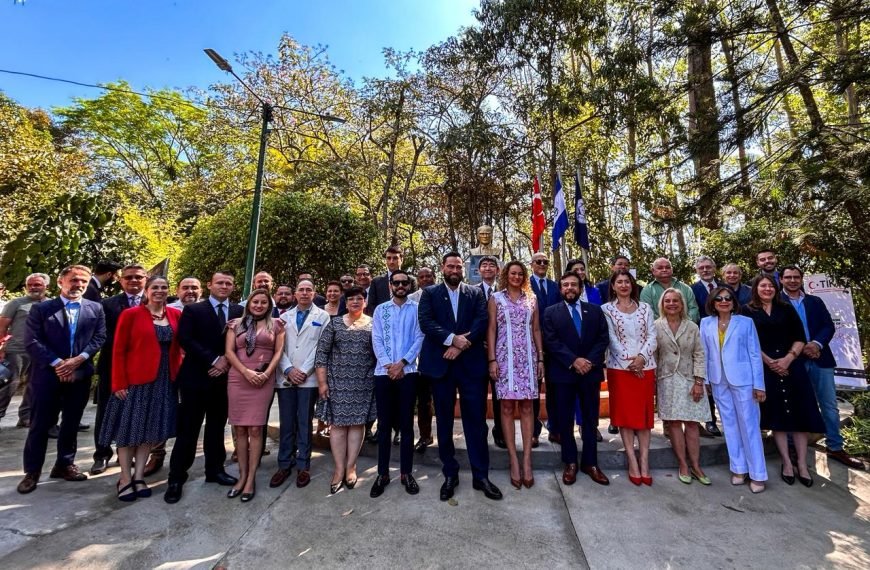 Alcalde Mario Durán inauguró Plaza Türkiye