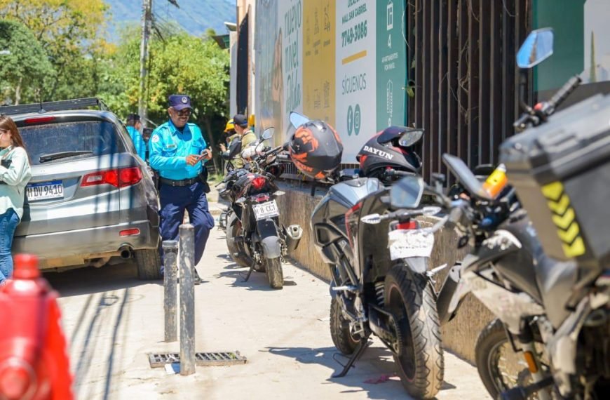 CAM refuerza operativos para liberar aceras y zonas verdes usadas como parqueos