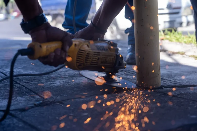 CALLES LIBRES EN LA COLONIA SAN BENITO: CAM RETIRA OBSTÁCULOS DE CEMENTO Y HIERRO