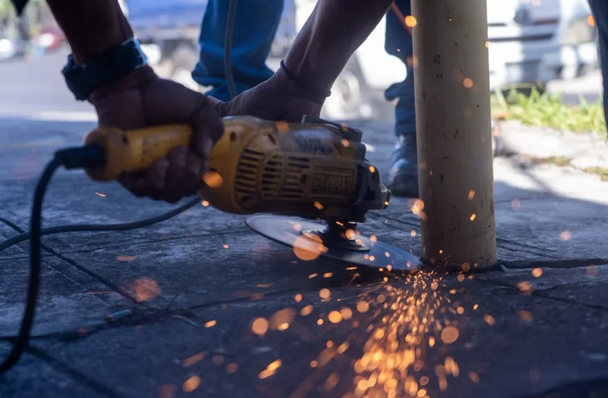 CALLES LIBRES EN LA COLONIA SAN BENITO: CAM RETIRA OBSTÁCULOS DE CEMENTO Y HIERRO